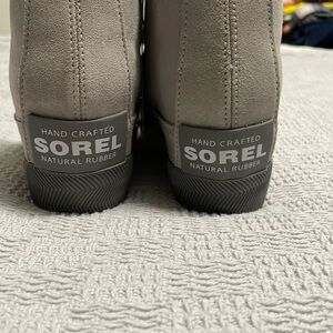 NEW Never WORN Sorel Out N About Wedge Sneaker bootie. Women’s size 7. Gray.